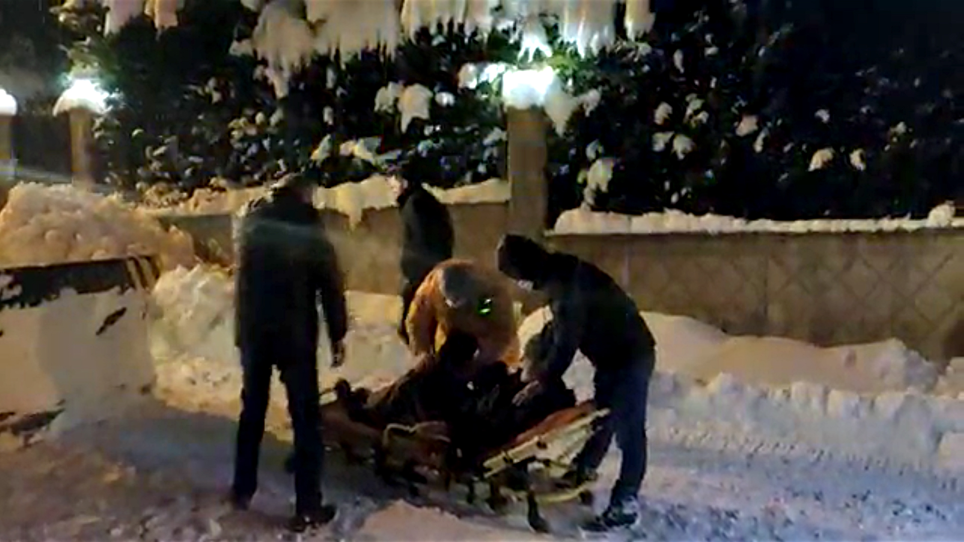 Karda mahsur kalan hasta kurtarıldı
