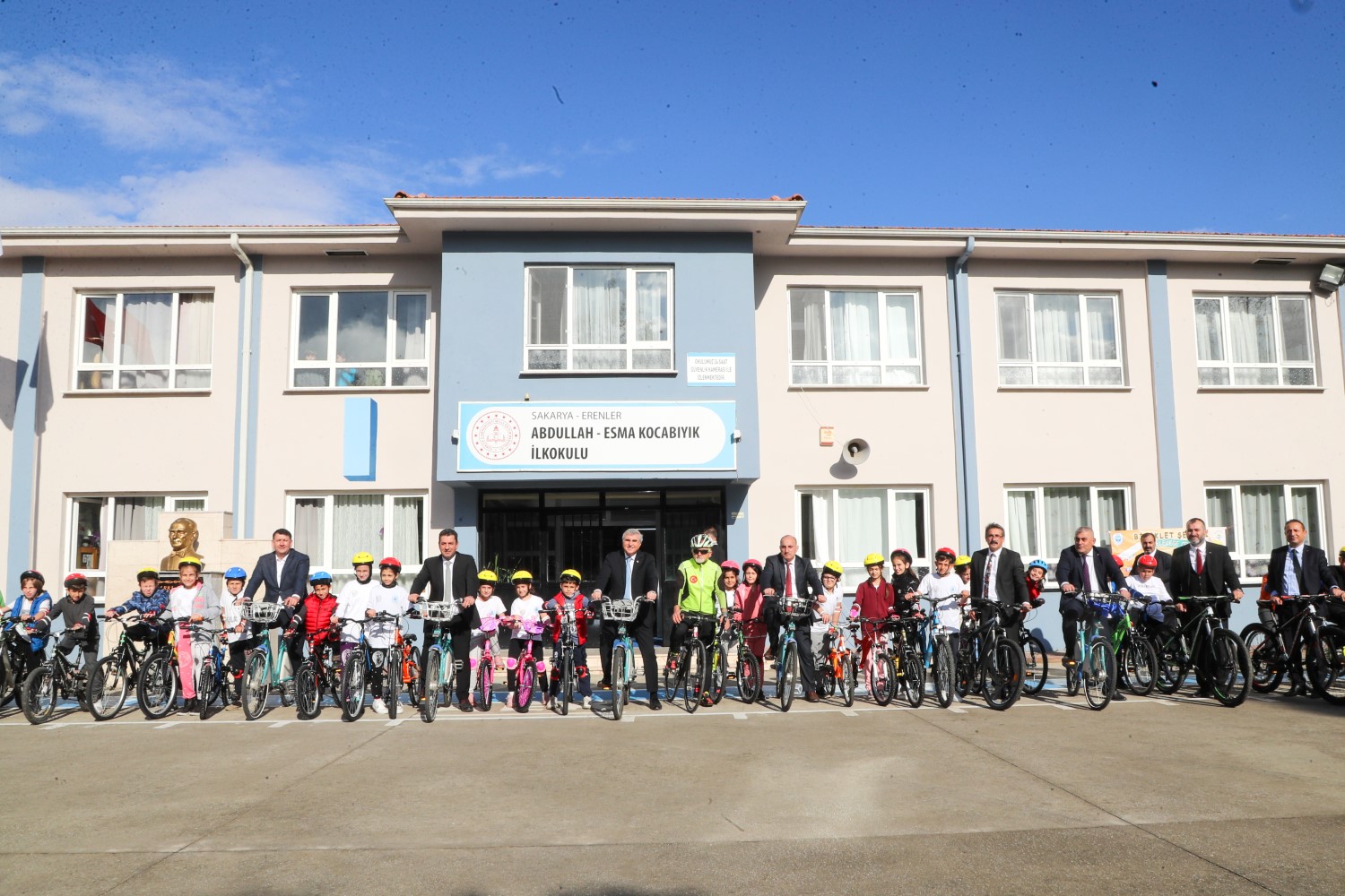 Okullara bisiklet  dağıtılıyor