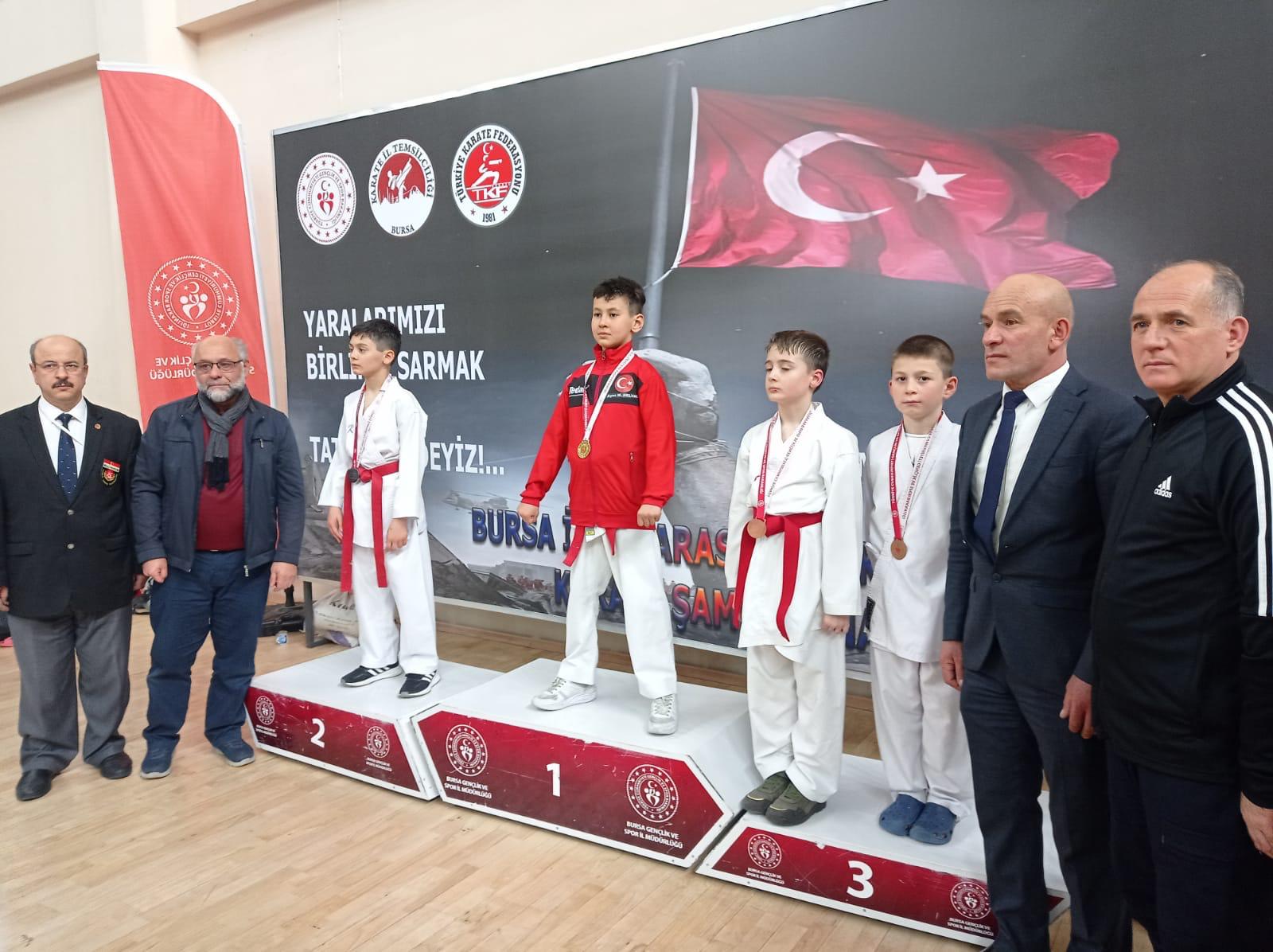 Karateciler Bursa'da madalyaları topladı