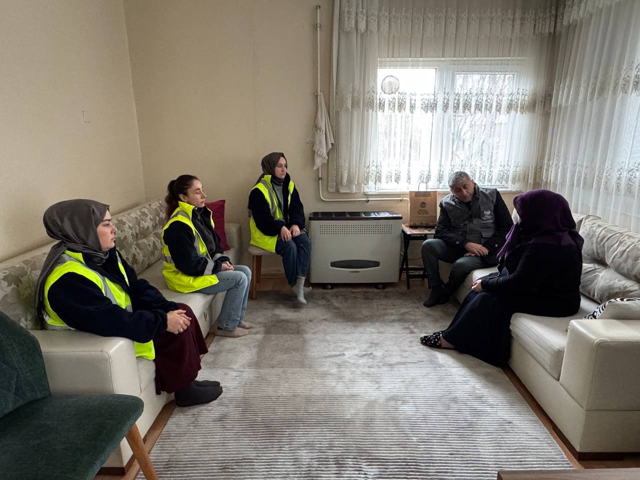 Depremzedelere ziyaret