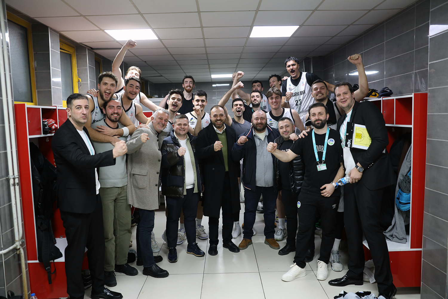 Galibiyeti taraftarlarla kutladılar