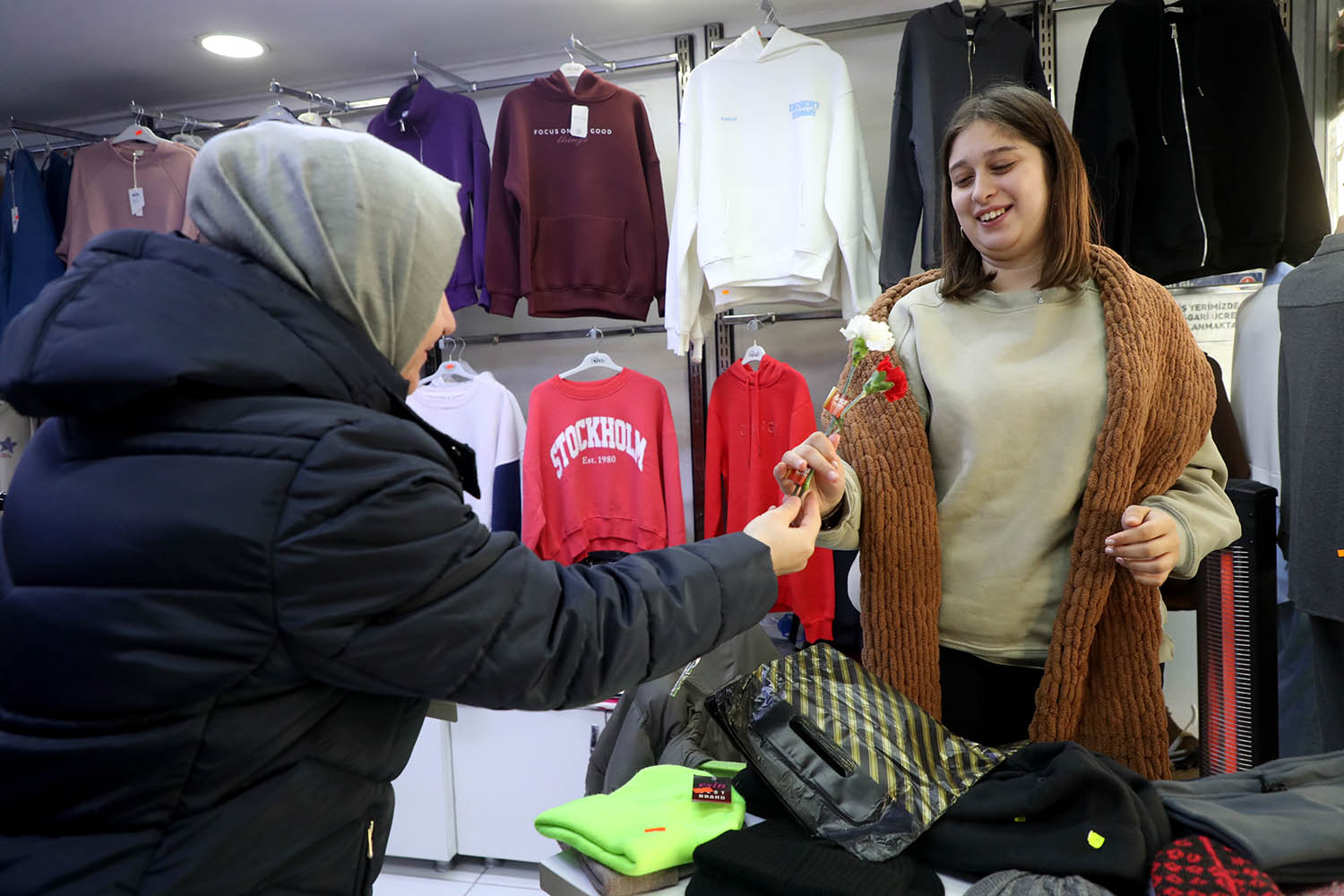 Kandilde bir karanfil bir tebessüm