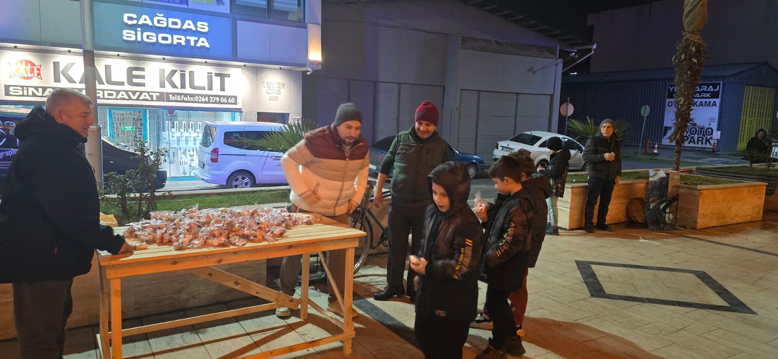 Yeni Cami önünde gönül şekeri ikramı