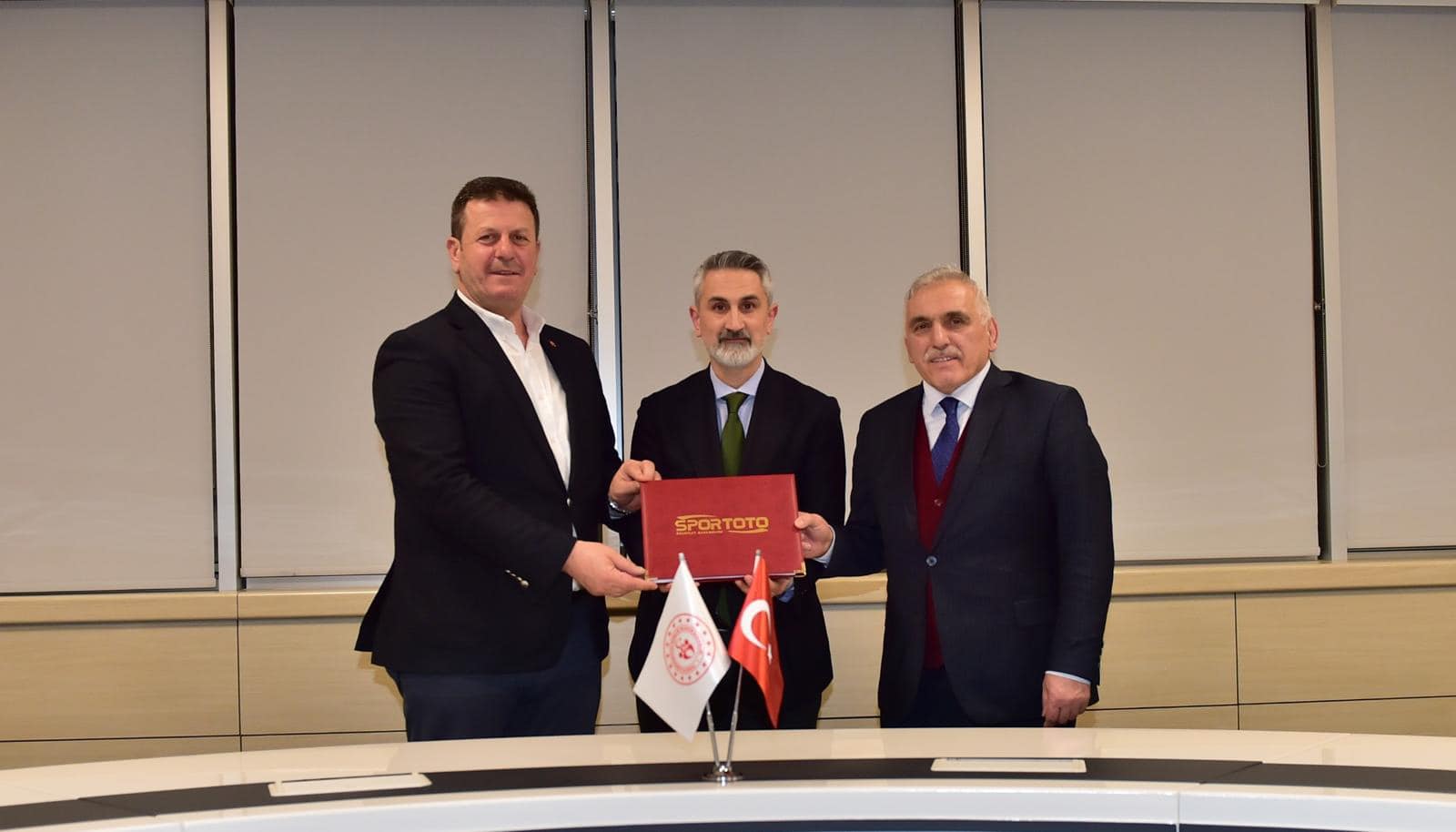 Akyazı’nın 4 mahallesine spor yatırımı