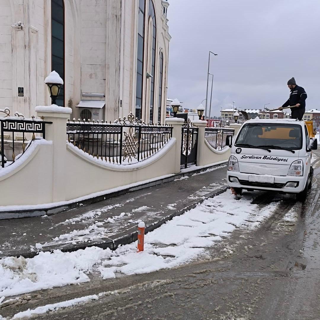 Serdivan'da yollar tuzlanıyor