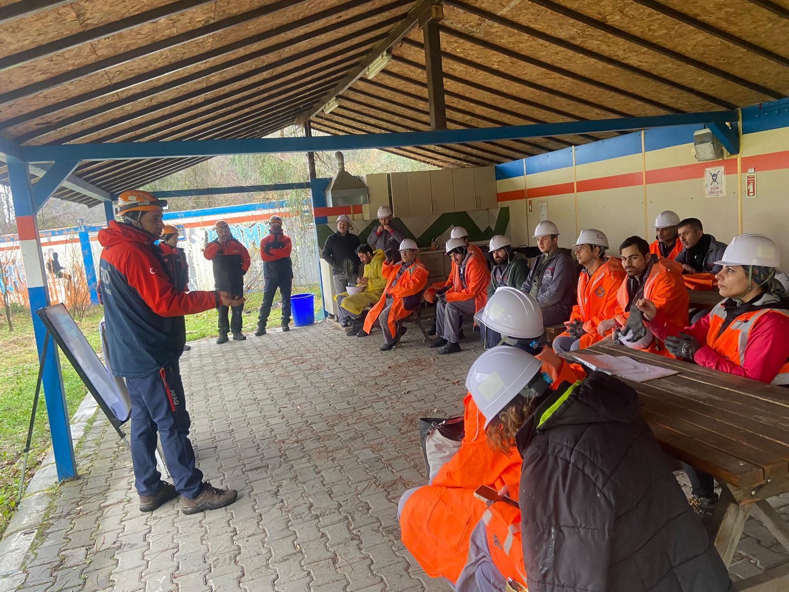 Adliye personeline enkazda arama eğitimi