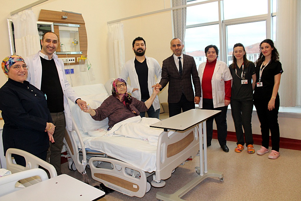 Safra kesesi delinen hasta Karasu’da şifa buldu