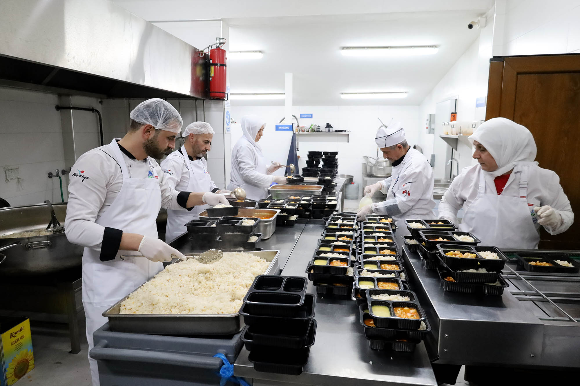 Yüzlerce haneye sıcak yemek ulaşıyor