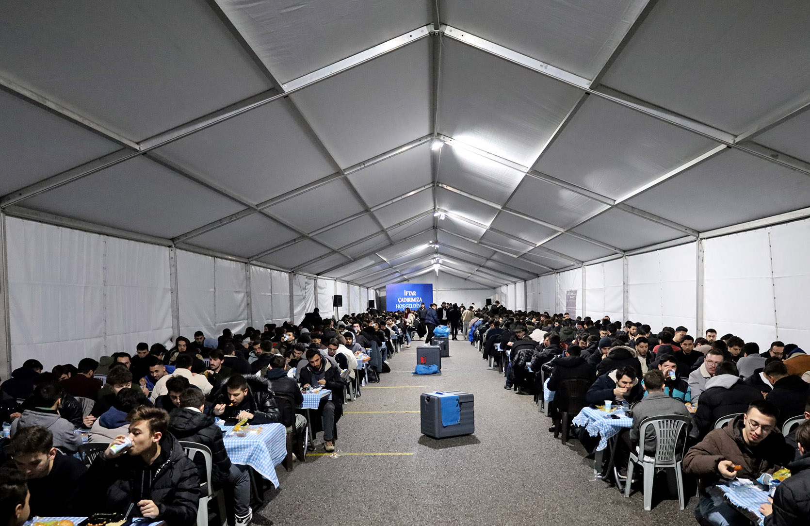 Farklı renklerden binler yine aynı sofrada