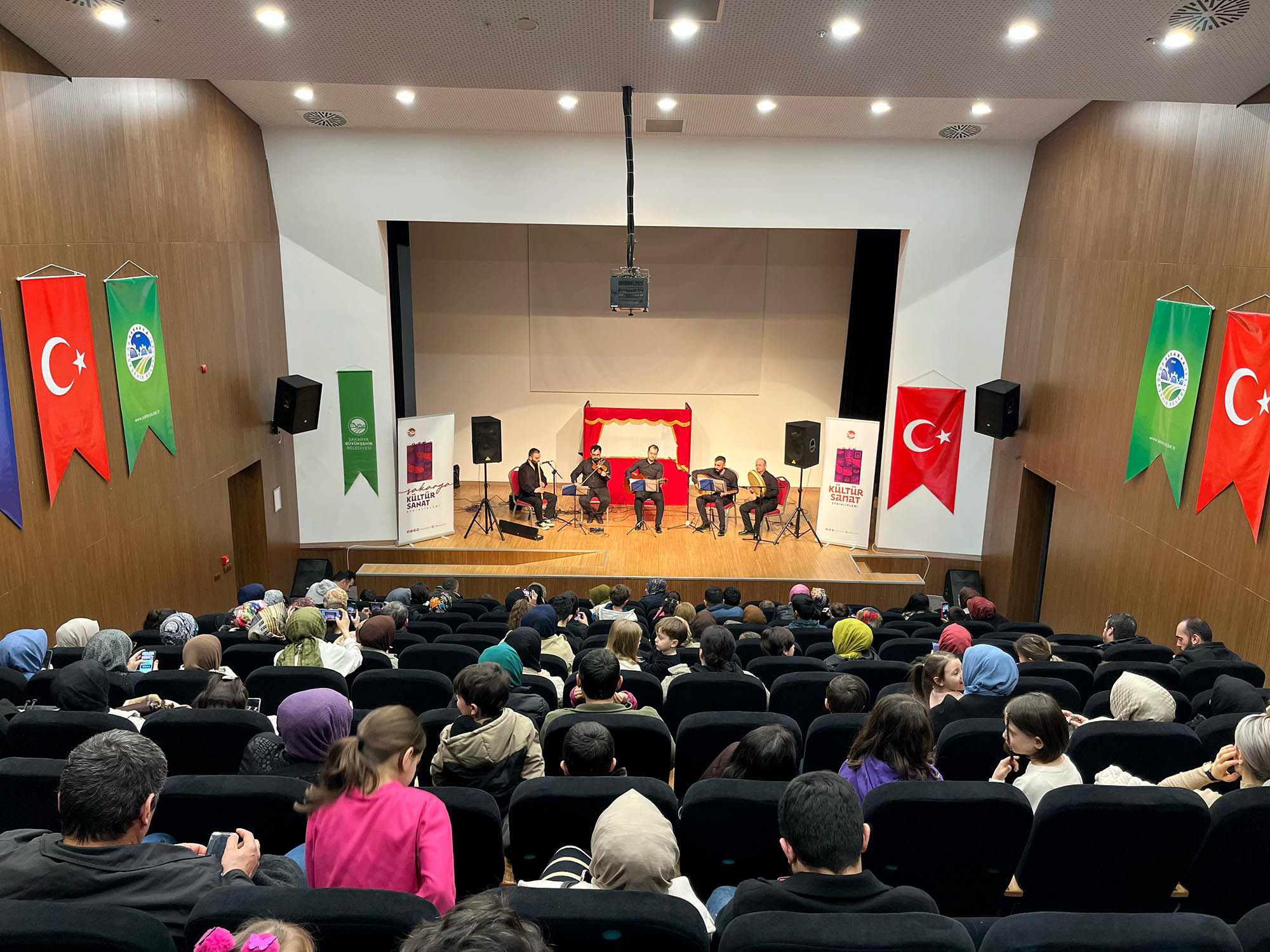 Kahkahaya boğan gölge oyunu