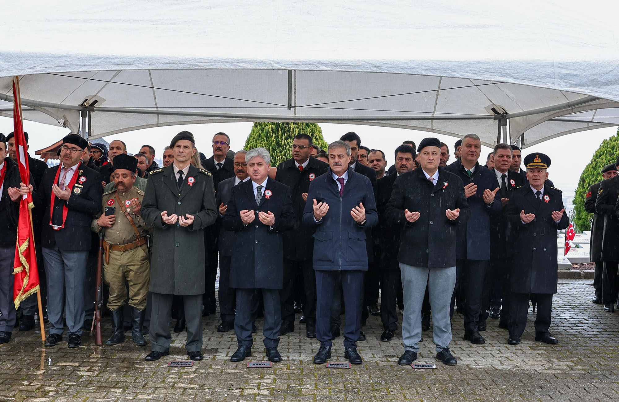 18 Mart sabahı aziz şehitlerin kabri başında