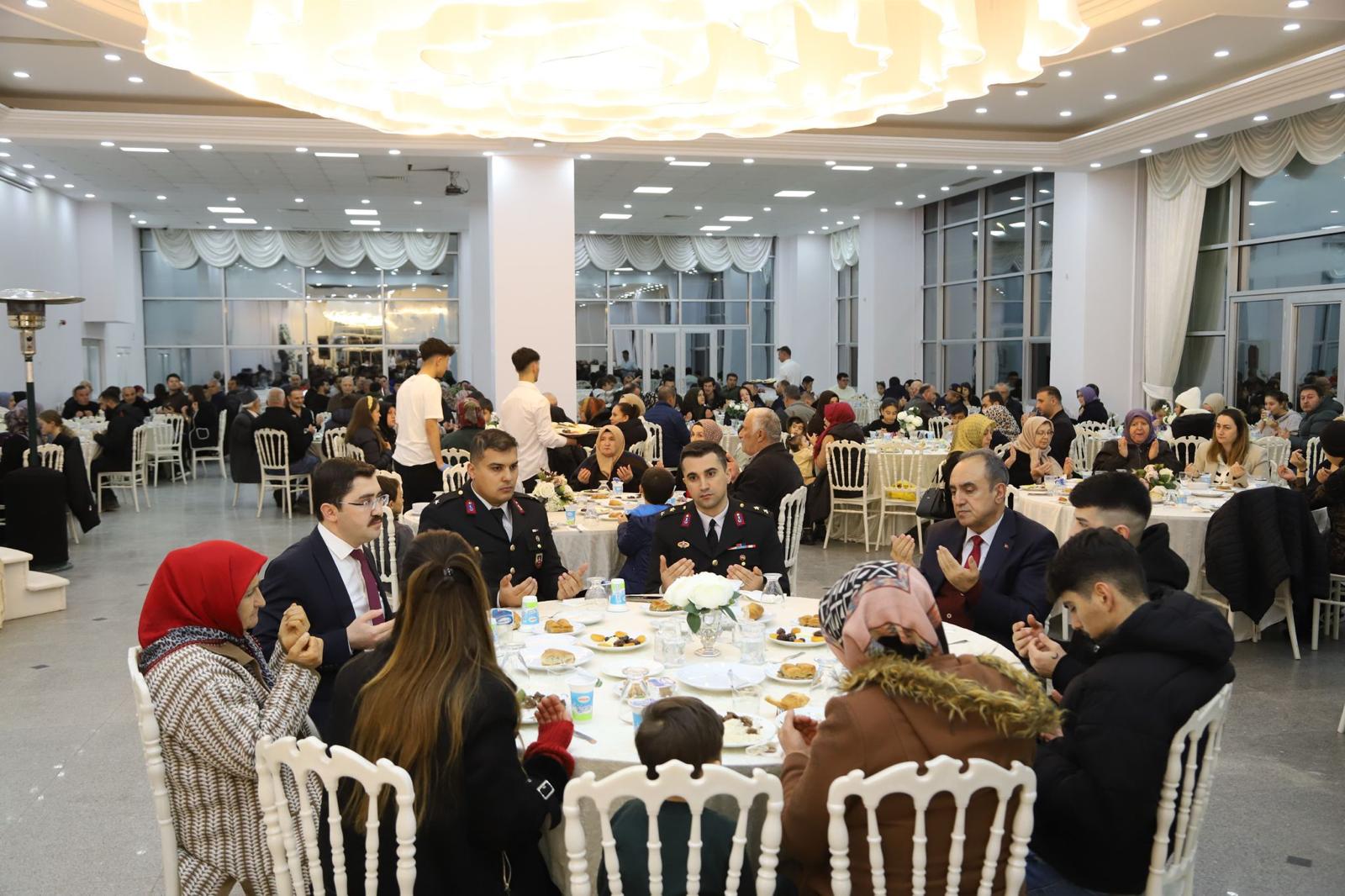 HENDEK’TE ŞEHİT AİLELERİ VE GAZİLERE İFTAR