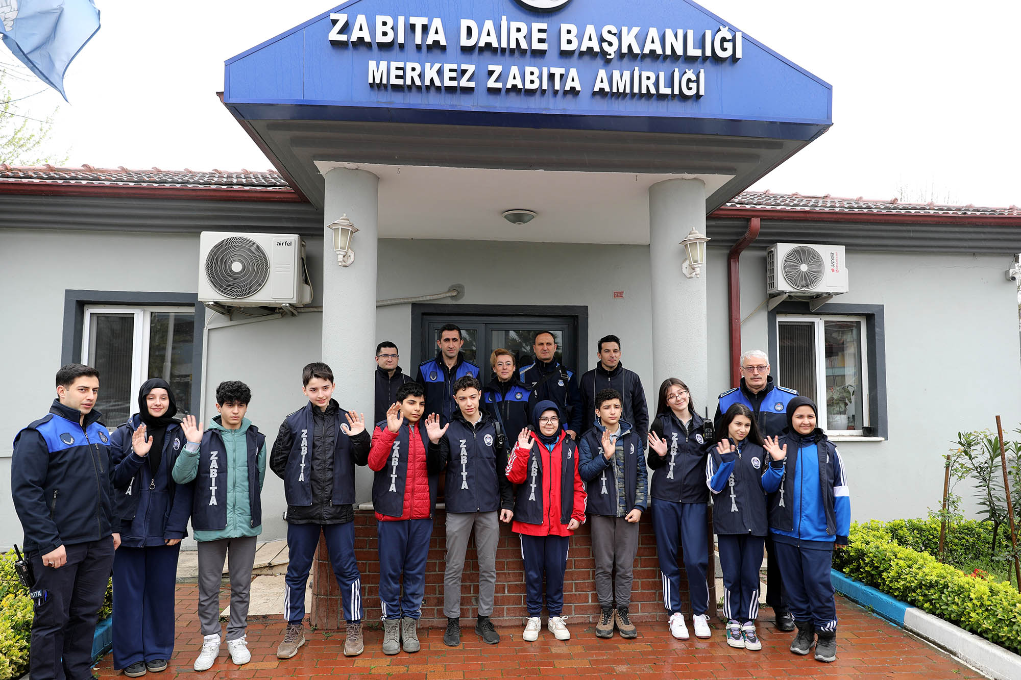 Çocuk zabıtalar sahaya indi