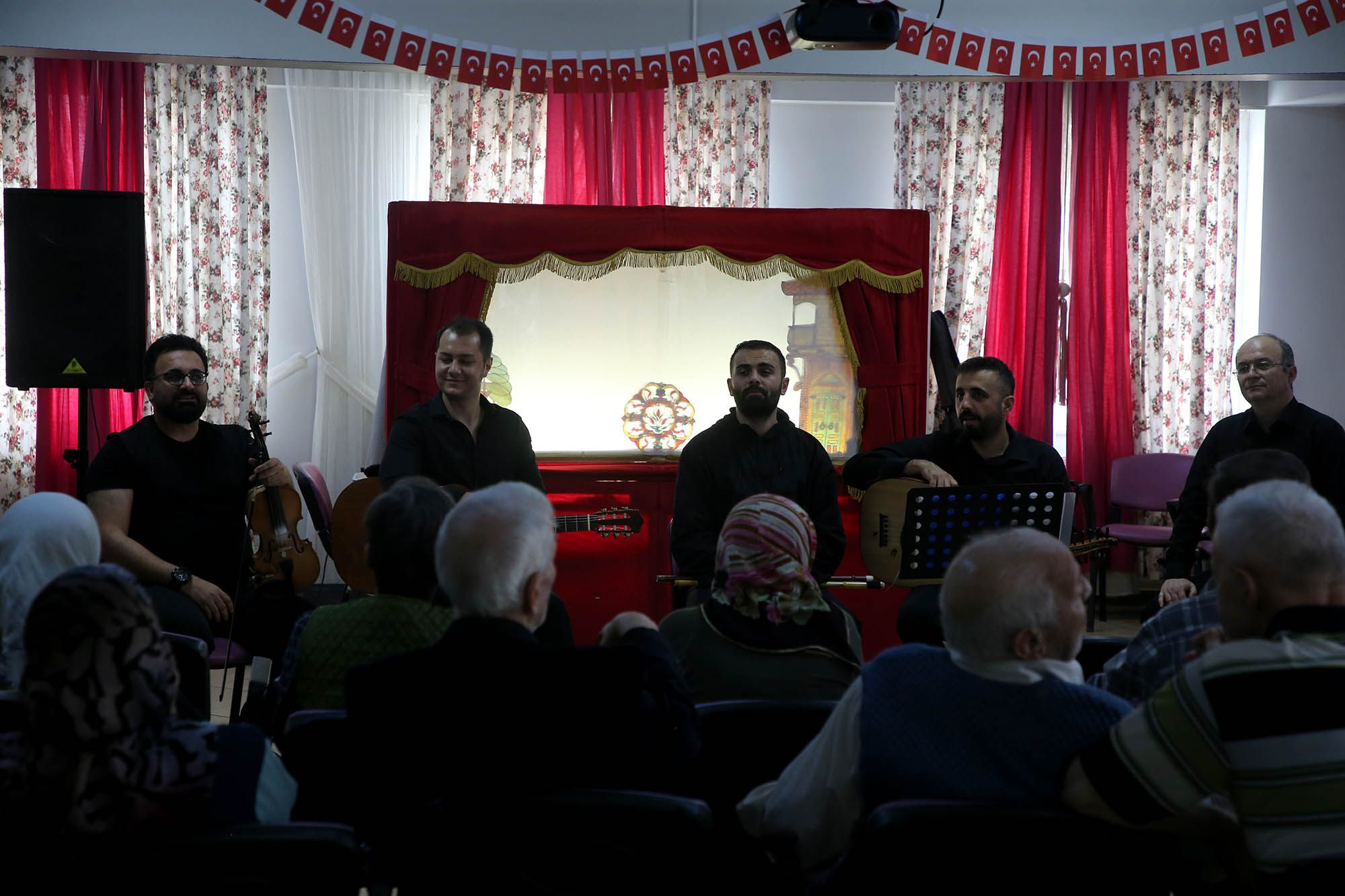 Yaşlıların yüzünde tebessüm oldu