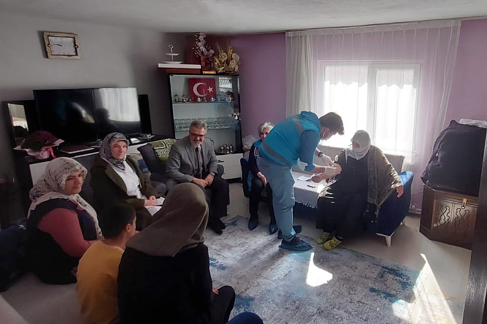 Evde sağlık ekipleri yalnız bırakmıyor