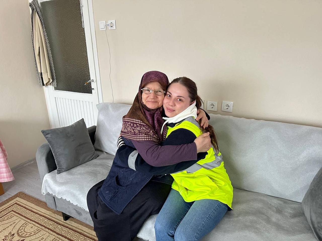 Yaşlılara hem moral hem de şifa eli