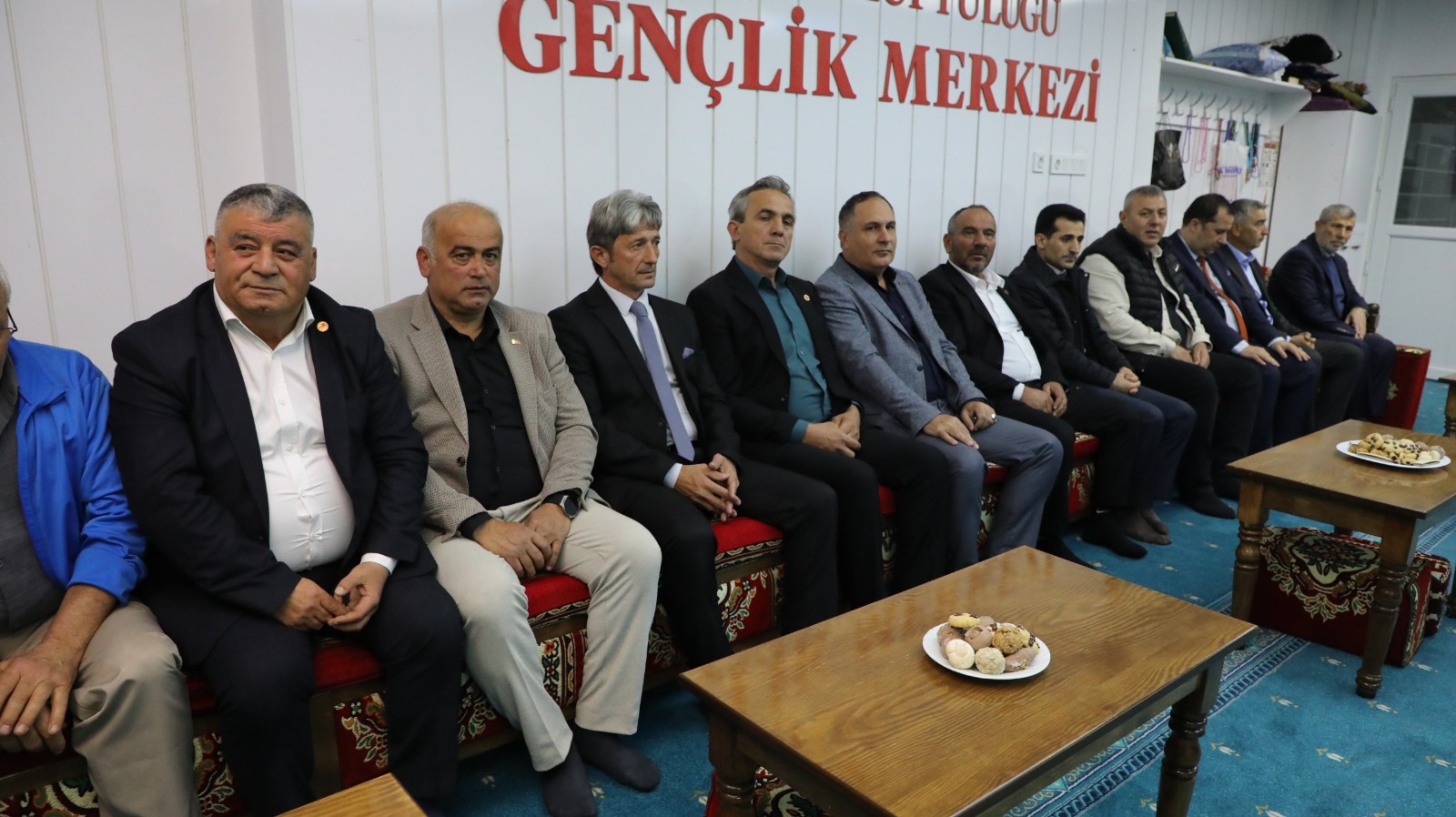 Ferizli protokolü halkla bayramlaştı