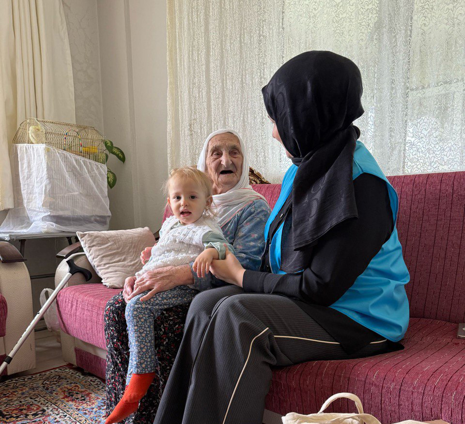 105 yaşındaki çınarına tebessüm oldular