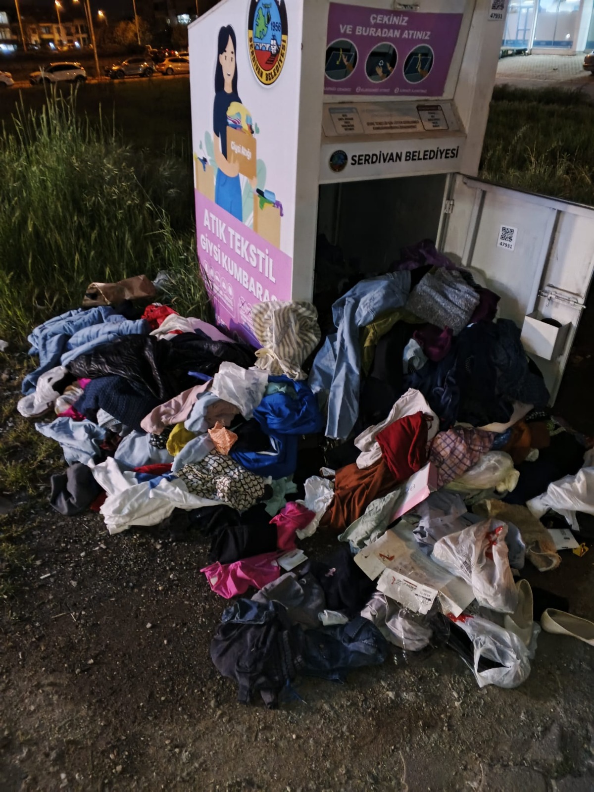 Giysi Kumbarasına zarar verdiler