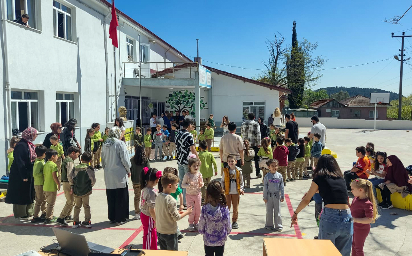 Okulları renklendirdiler