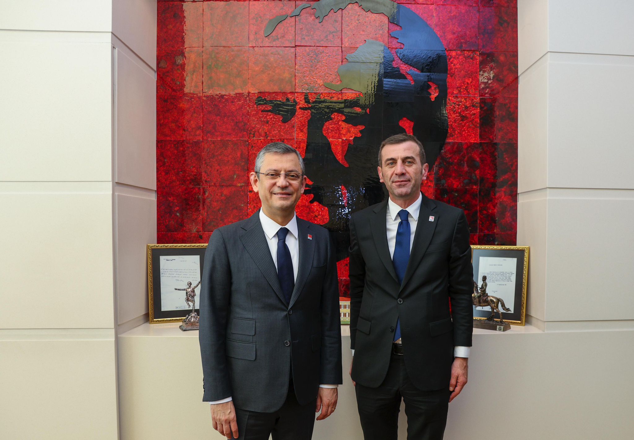 Saldırıya uğrayan Özgür Özel'e destek