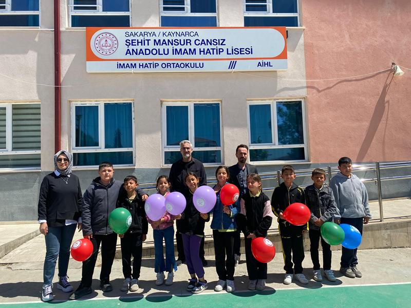 Küçükler kardeşlerini ağırlıyor