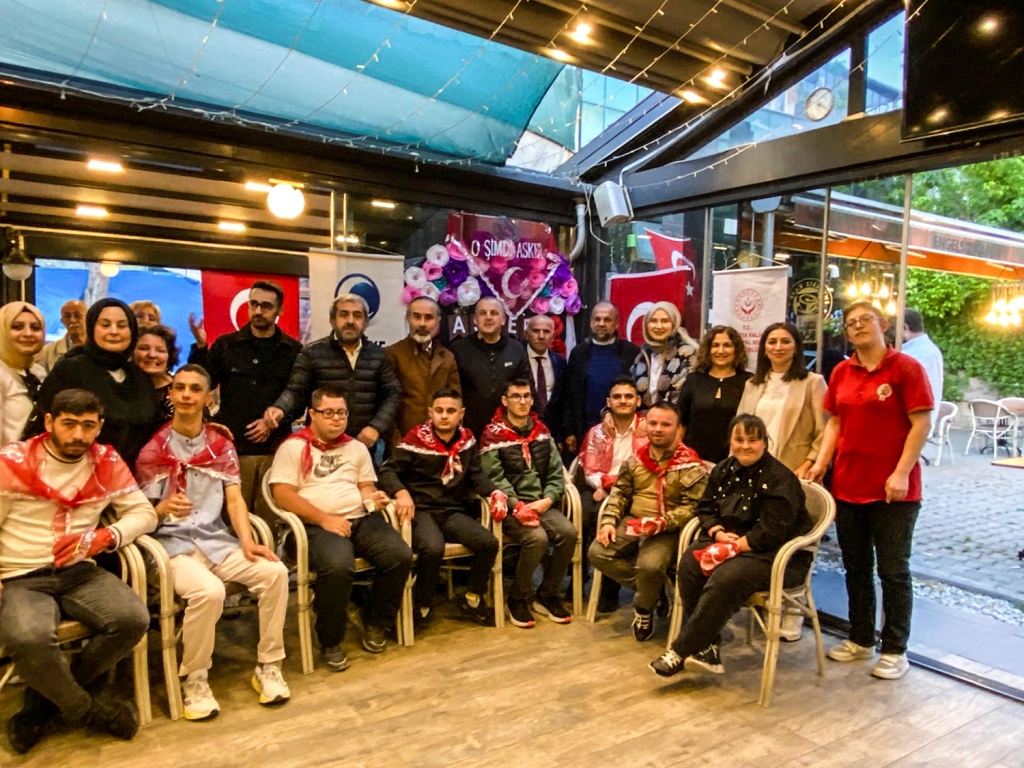 Özel gereksinimli gençlere asker kınası yakıldı