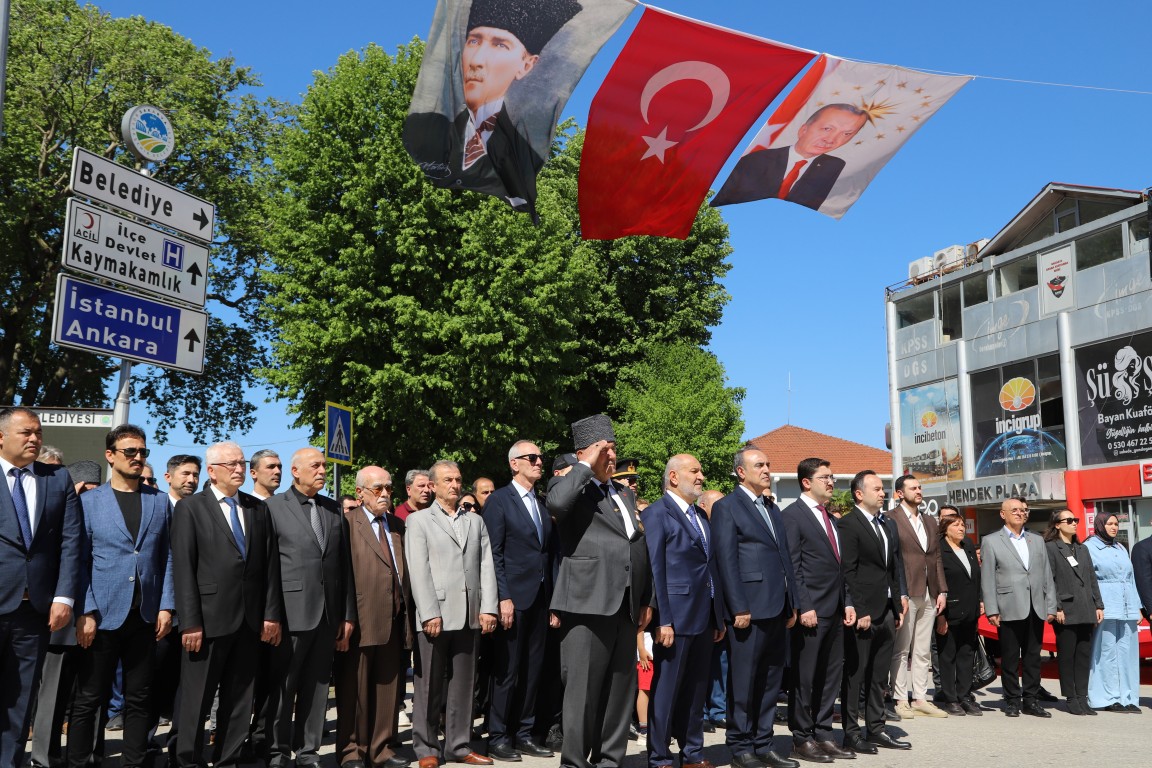 19 MAYIS HENDEK’TE COŞKUYLA KUTLANDI