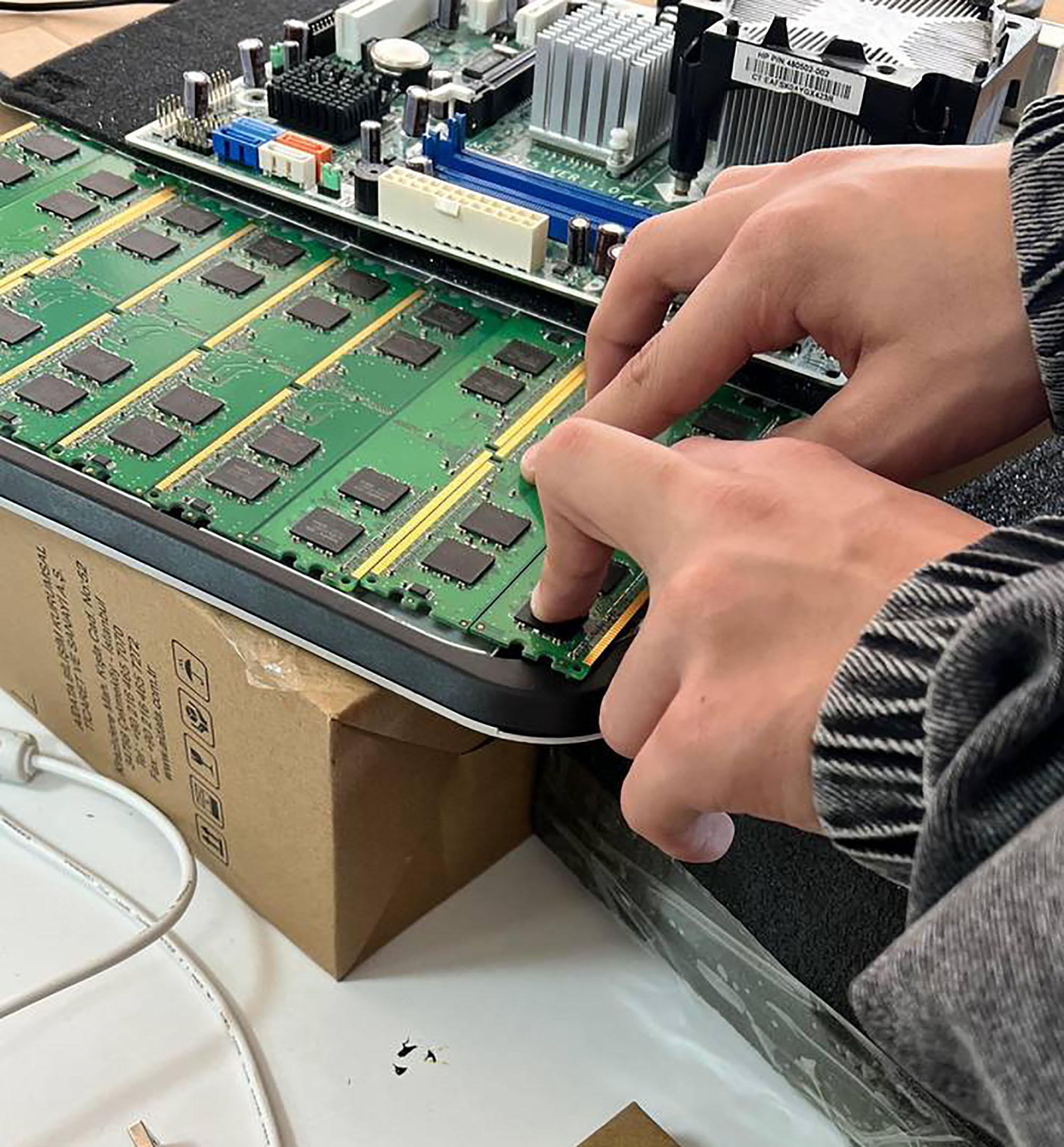 Elektronik atıklardan yel değirmeni yaptı