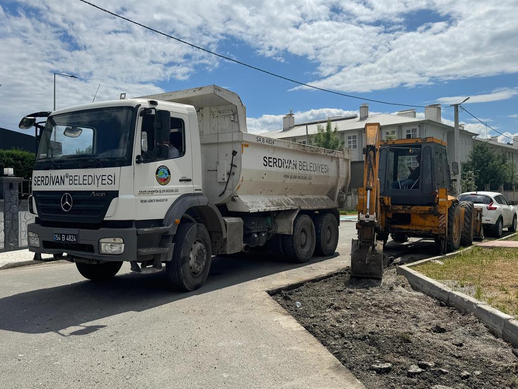 Serdivan'da asfaltlama sürüyor