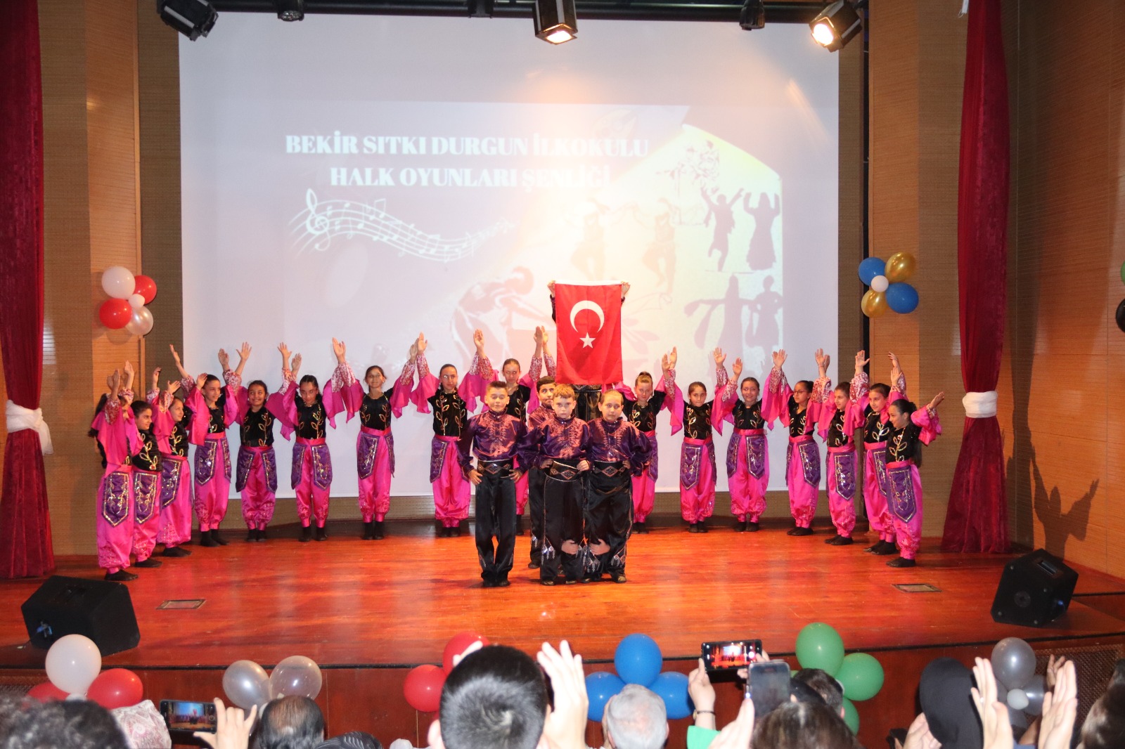 Arifiye'de Muhteşem Halk Oyunları Şenliği
