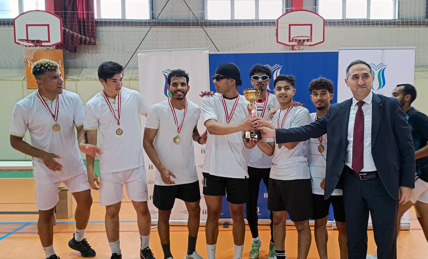 Futsal'da şampiyonlar ödüllerini aldı