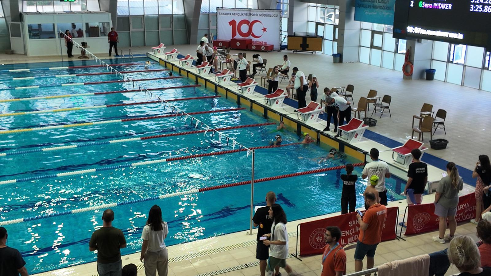 Sapanca’nın genç yüzücüleri parladı