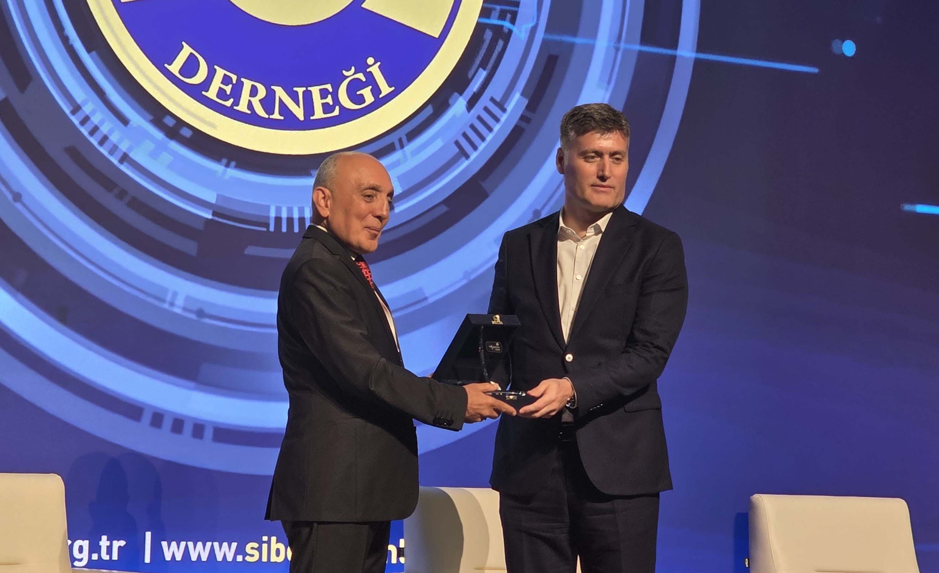 Prof. Dr. İbrahim Özçelik’e özel ödül