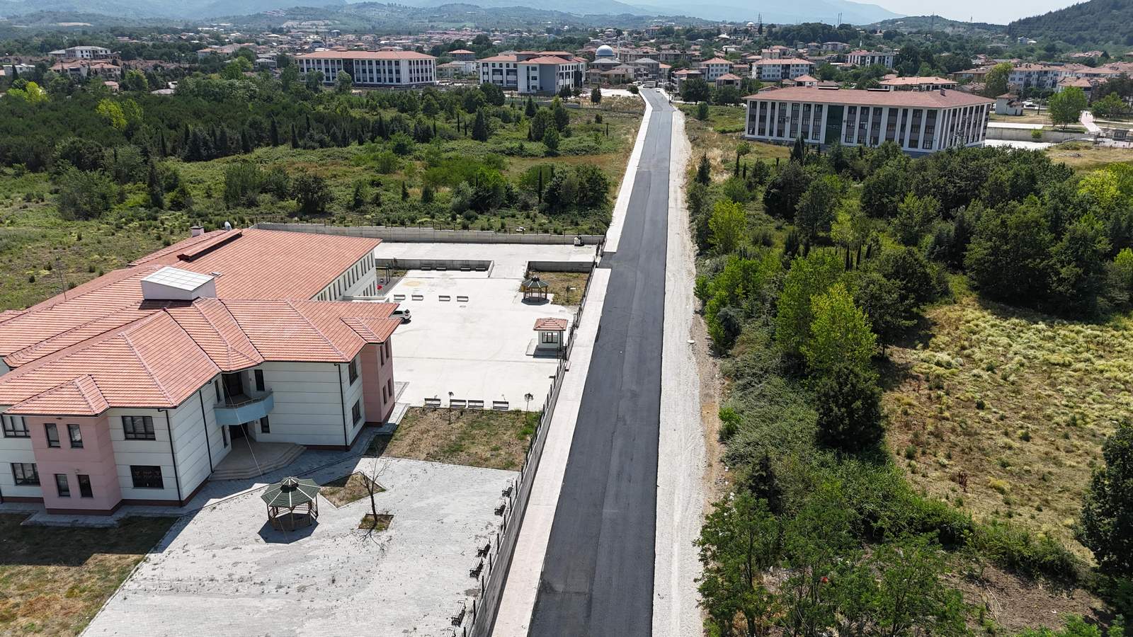 Arifiye'de asfalt çalışmaları sürüyor