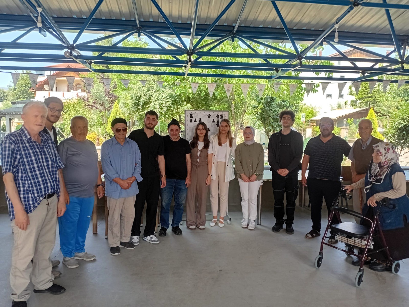 Huzurevi sakinlerini satrançla buluşturdular