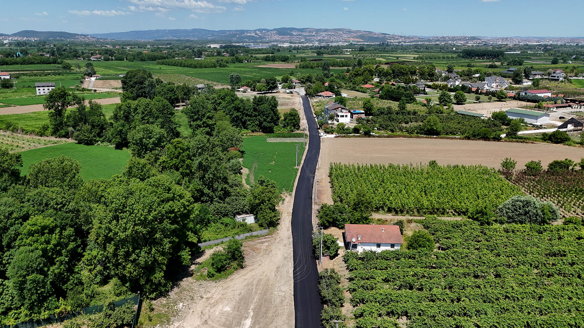Arifiye'de iki mahalle yolu asfaltlandı