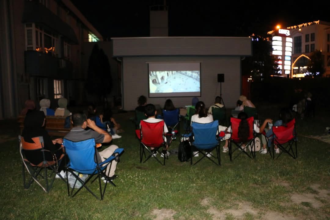 Final sınavları sonrası açık havada sinema keyfi