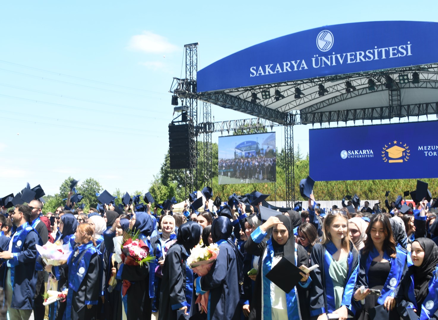 Sağlık Hizmetleri MYO'da mezuniyet coşkusu