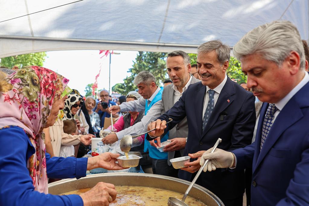 15 bin kişilik aşure ikram edildi