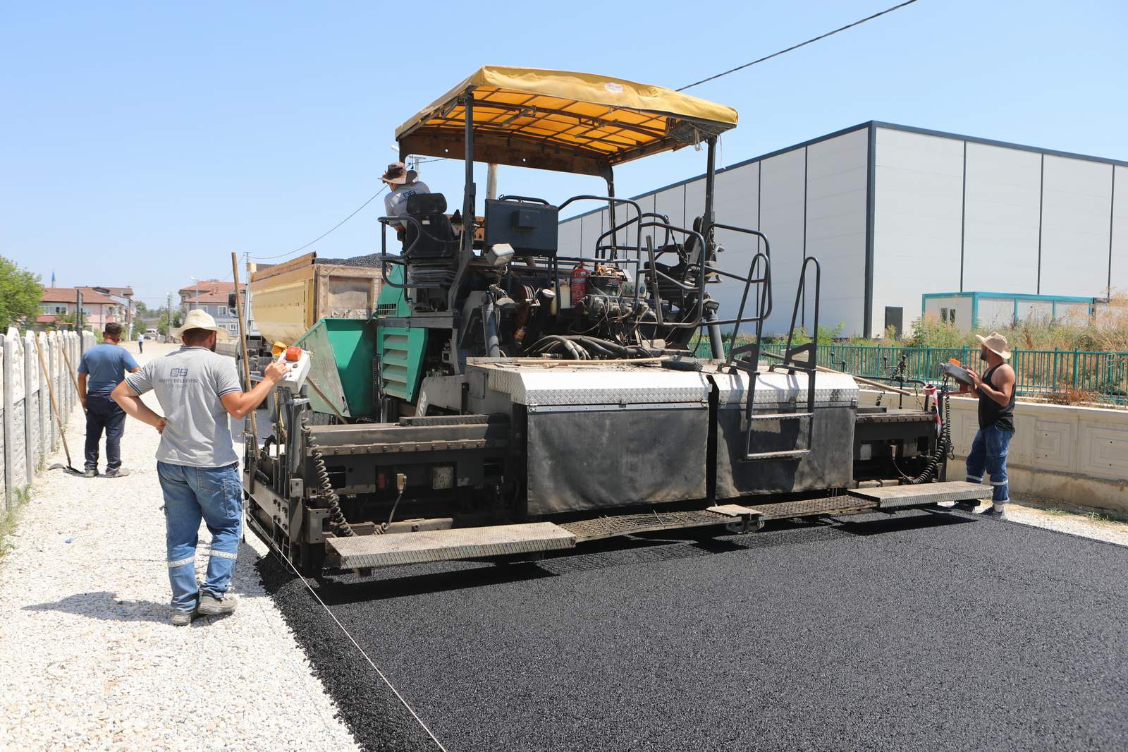 Arifiye'de asfatlama çalışmaları