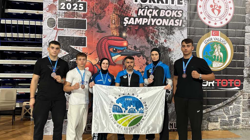 Kick Boks sporcularından İzmir’de madalya yağmuru