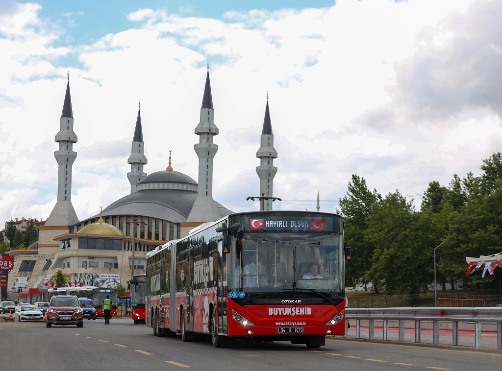 Metrobüsler seferlerine başladı