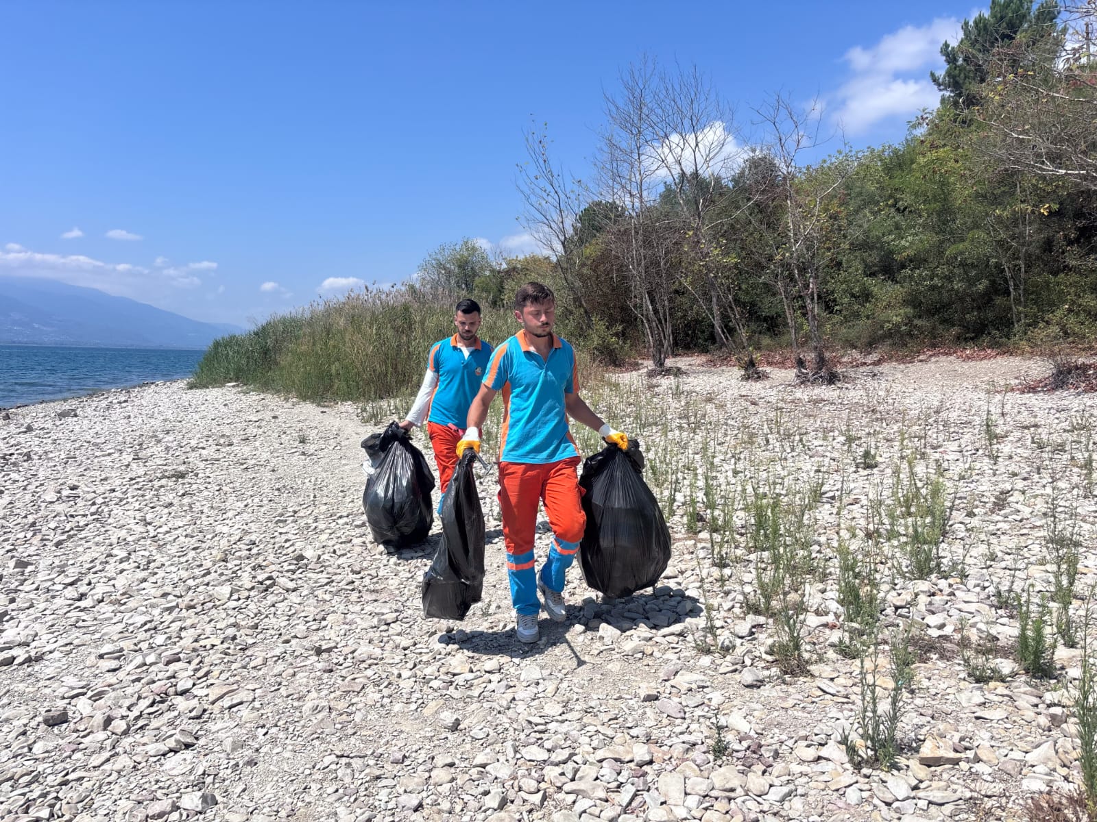 Göl Çevresinde temizlik