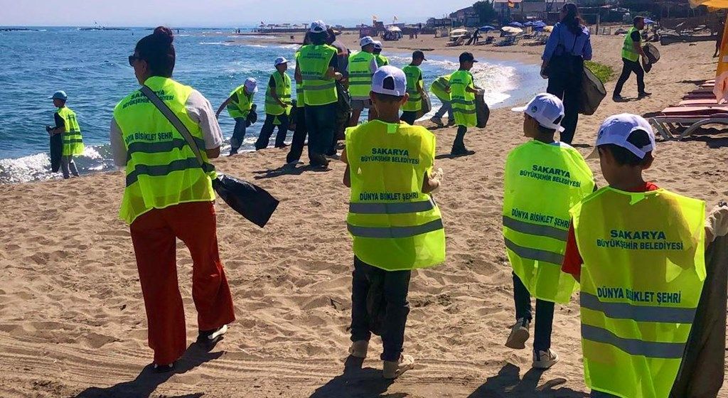 İsveç’te başlayan ‘plogging’ akımı Karasu Sahili’ne ulaştı