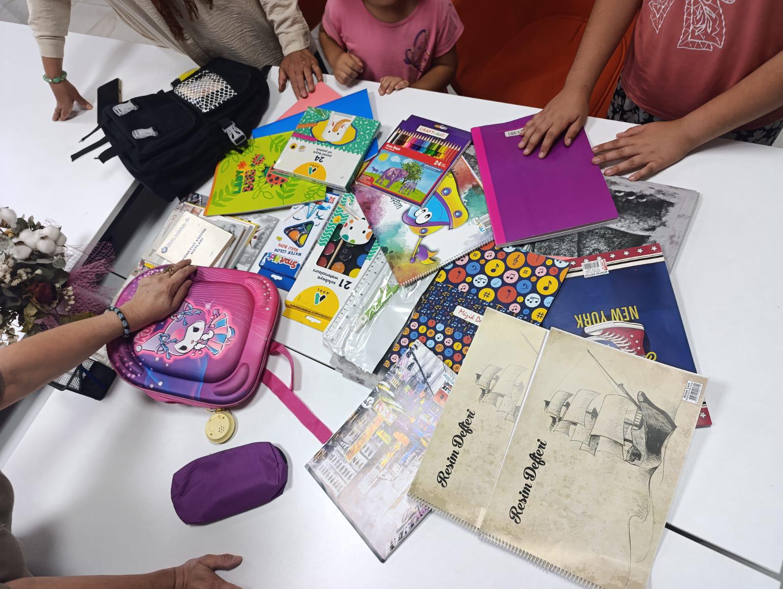 CHP'li kadınlardan kırtasiye desteği