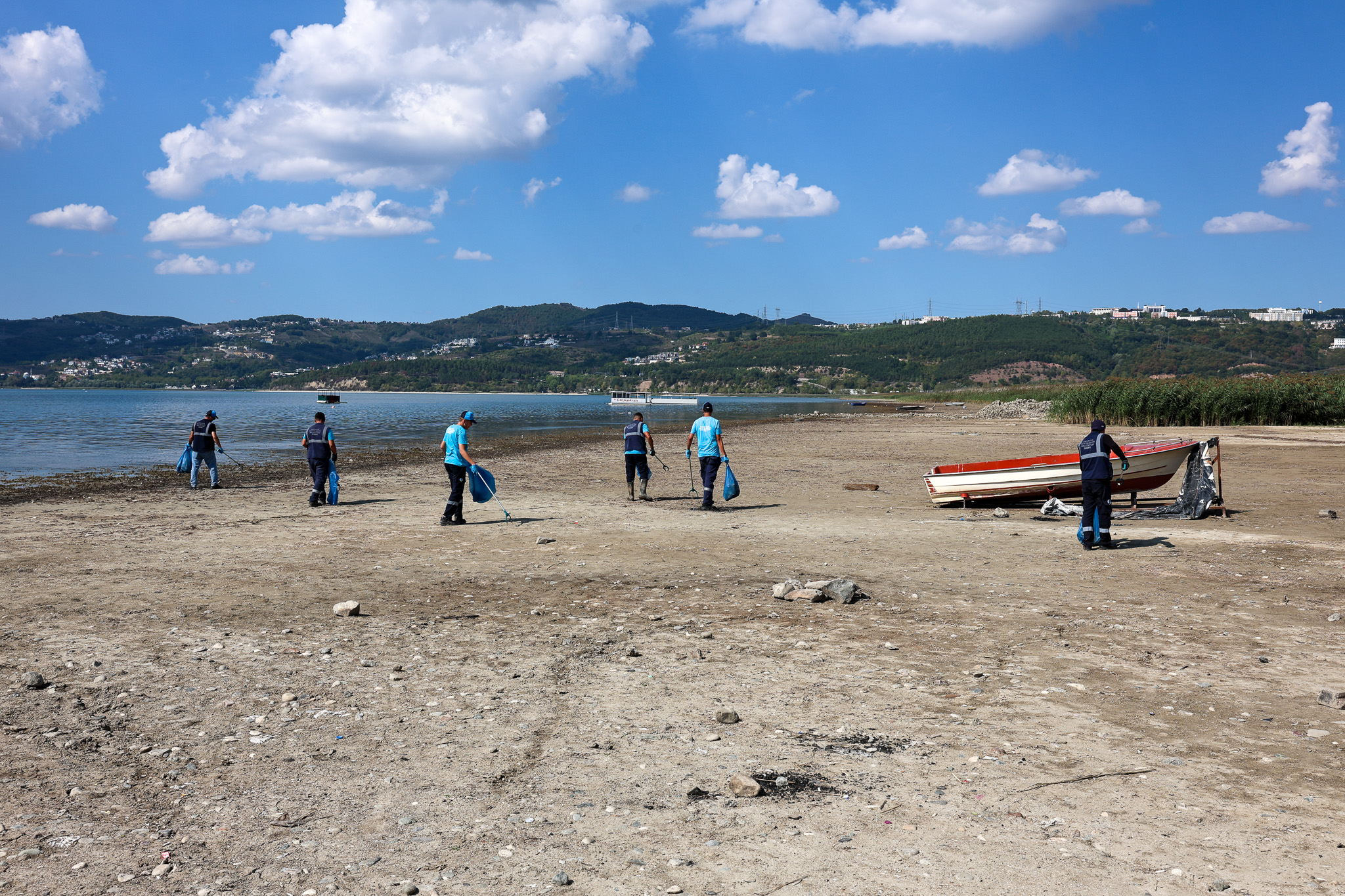 50 dönümden 2 ton çöp çıkarıldı