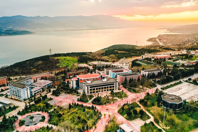 Rektör öğrencilere böyle seslendi