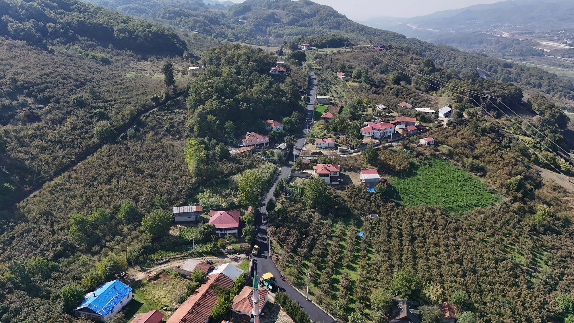 Akyazı'da 3 yeni mahalleye sıcak asfalt