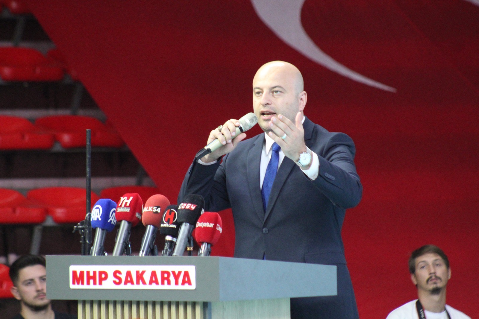 MHP sahaya iniyor